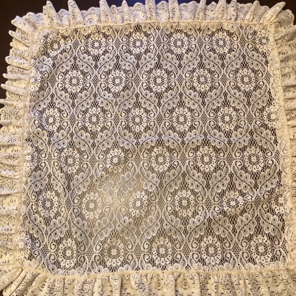 Elegant Lace Tablecloth with Ruffled Edges